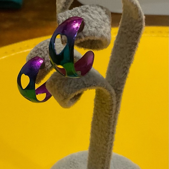 Multiple colors cutout heart hoop pierced earrings silver posts. - Picture 2 of 6